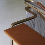 Détail d'une rambarde moderne en bois et métal