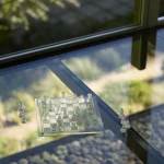 Echiquier en verre vue depuis une fenêtre.