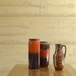 Céramiques colorées sur table en bois