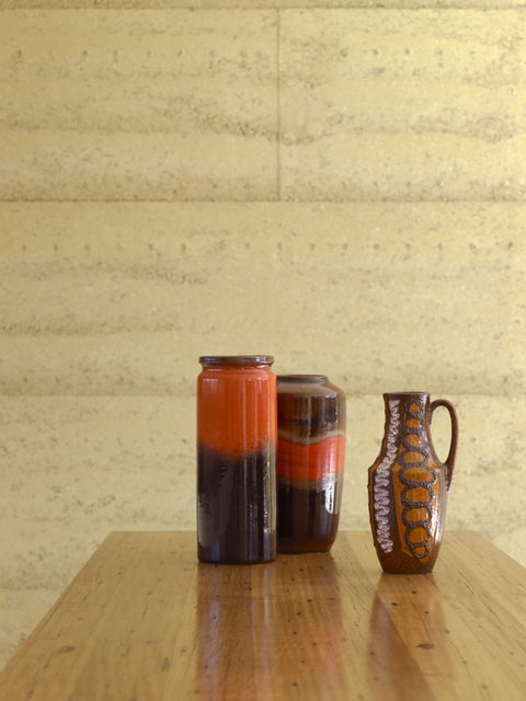 AKG5393358.webp Céramiques colorées sur table en bois – Image 1