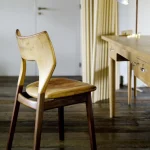 Chaise vintage en bois dans un bureau