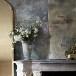 Vase de Fleurs sur Manteau en Intérieur Rustique