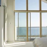 Chambre moderne avec vue sur la mer