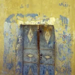Porte en métal bleue et mur jaune texturé
