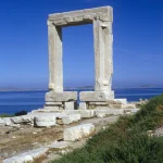 Portara de Naxos avec une vue sur la mer Égée
