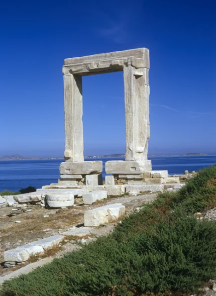 Portara de Naxos avec une vue sur la mer Égée