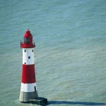 Phare au milieu de l'océan