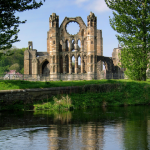 Ruines d'une Abbaye médiévale près d'une rivière