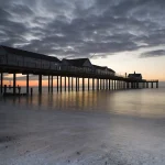 Pier au crépuscule sur la mer