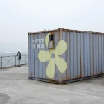 Conteneur de bureau rouillé près du quai