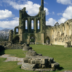 Ruines d'une ancienne abbaye sous un ciel bleu