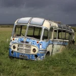 Vieil autobus abandonné dans un champ