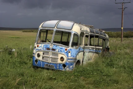 Vieil autobus abandonné dans un champ