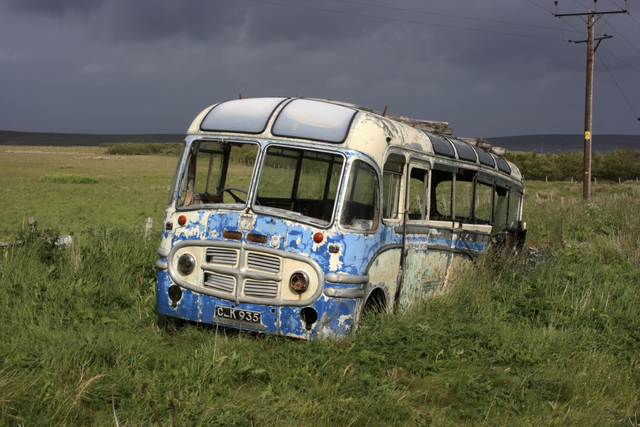 AKG5395805.webp Vieil autobus abandonné dans un champ – Image 1