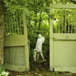 Statue dans un jardin bucolique