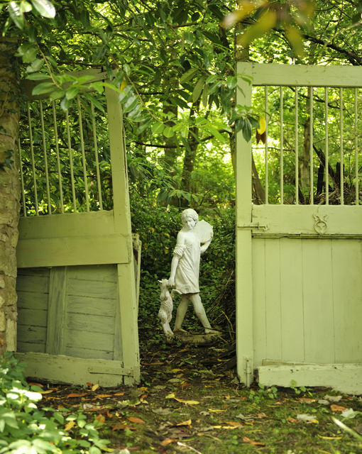 AKG5395839.webp Statue dans un jardin bucolique – Image 1