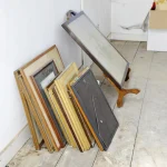 Cadres en attente dans une pièce d'art