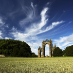 Ruines gothiques sous un ciel bleu dramatique