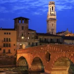 Pont en brique et tour à la tombée de la nuit