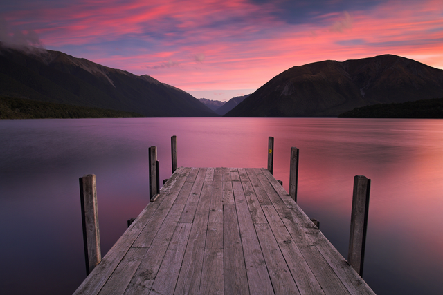 AKG5396019.webp Ponton en bois sur un lac au coucher du soleil – Image 1