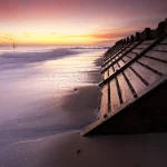 Coucher de Soleil sur la Plage avec Palissades