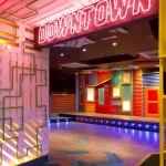 Panneau lumineux "Downtown" dans un espace coloré et moderne