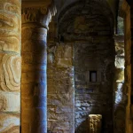 Intérieur d'une église en pierre
