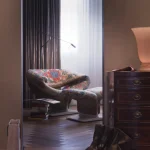 Intérieur élégant avec chaise colorée et meubles en bois