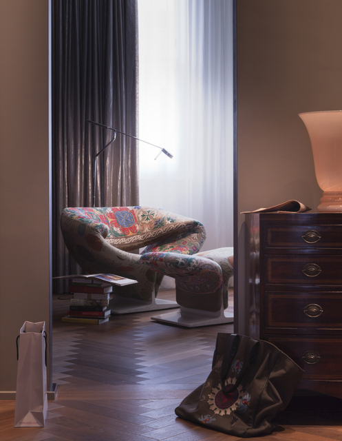 AKG5396580.webp Intérieur élégant avec chaise colorée et meubles en bois – Image 1
