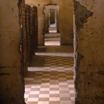 Vue à travers multiples portes dans un couloir en ruine