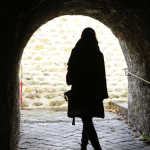 Silhouette d'une Personne dans un Tunnel