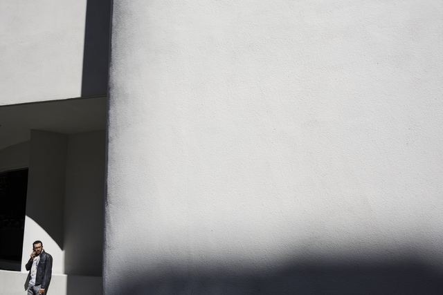 AKG5437376.webp Un homme debout contre un mur blanc – Image 1