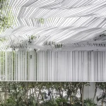 Structure de lattes blanches et verdure