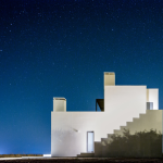 Maison Moderne sous un Ciel Étoilé