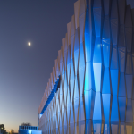 Architecture moderne avec éclairage bleu en soirée