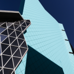 Architecture contemporaine avec motifs géométriques