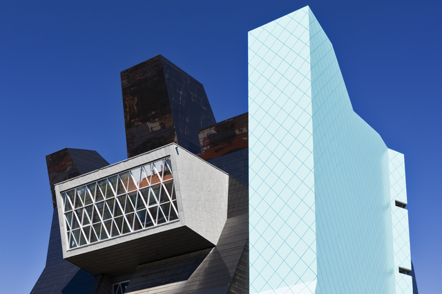 AKG5437418.webp Architecture moderne d'un bâtiment en verre et acier avec ciel bleu – Image 1