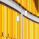 Façade moderne colorée avec lampadaire