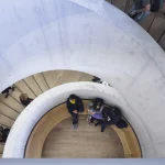 Escalier en spirale avec des personnes en mouvement