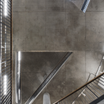 Escalier moderne en béton avec éclairage naturel