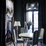 Intérieur élégant avec table, chaises et télescope