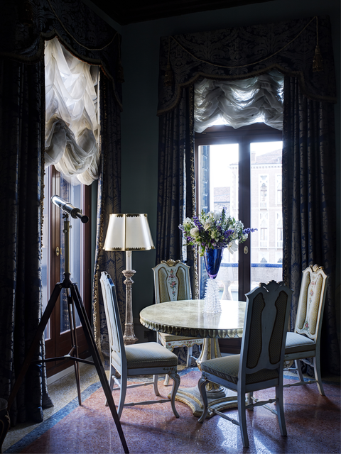 AKG5437550.webp Intérieur élégant avec table, chaises et télescope – Image 1