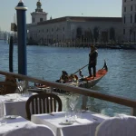 Gondole sur un canal à Venise vue d'un restaurant en bord de mer
