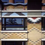 Façade colorée et texturée d'un bâtiment moderne