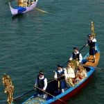 Défilé en gondole sur les eaux vénitiennes