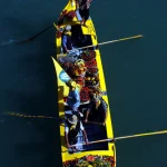 Bateau de Marché Flottant avec Fruits et Légumes Colorés