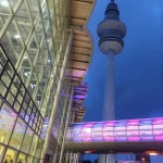 Tour de télécommunication moderne avec passerelle illuminée