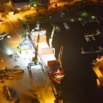 Port industriel de nuit avec un cargo en chargement