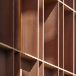 Façade moderne en acier rouillé avec jeux d'ombre