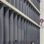 Architecture moderne et station de métro avec passants